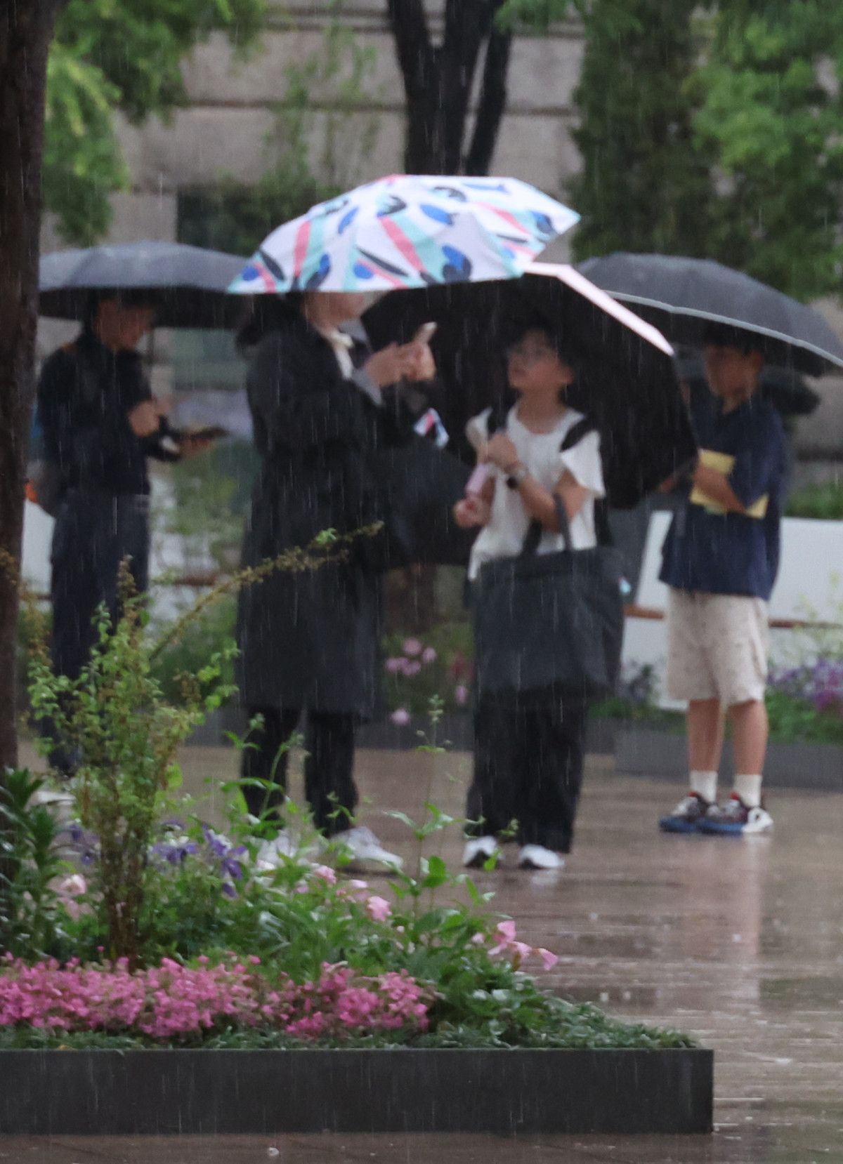 ▲서울 중구 서울광장 인근에 우산을 쓴 시민들이 발걸음을 재촉하고 있다. (고이란 기자 photoeran@)