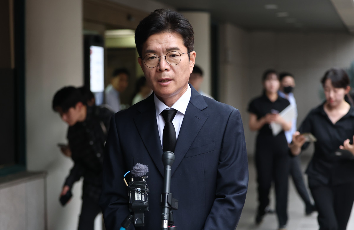 ▲더불어민주당 정원오 서울시장 후보가 27일 서울 중구 한 장례식장에 마련된 서울 서소문 고가차도 붕괴 희생자의 빈소를 찾아 조문을 마친 후 발언하고 있다. 사진=연합뉴스