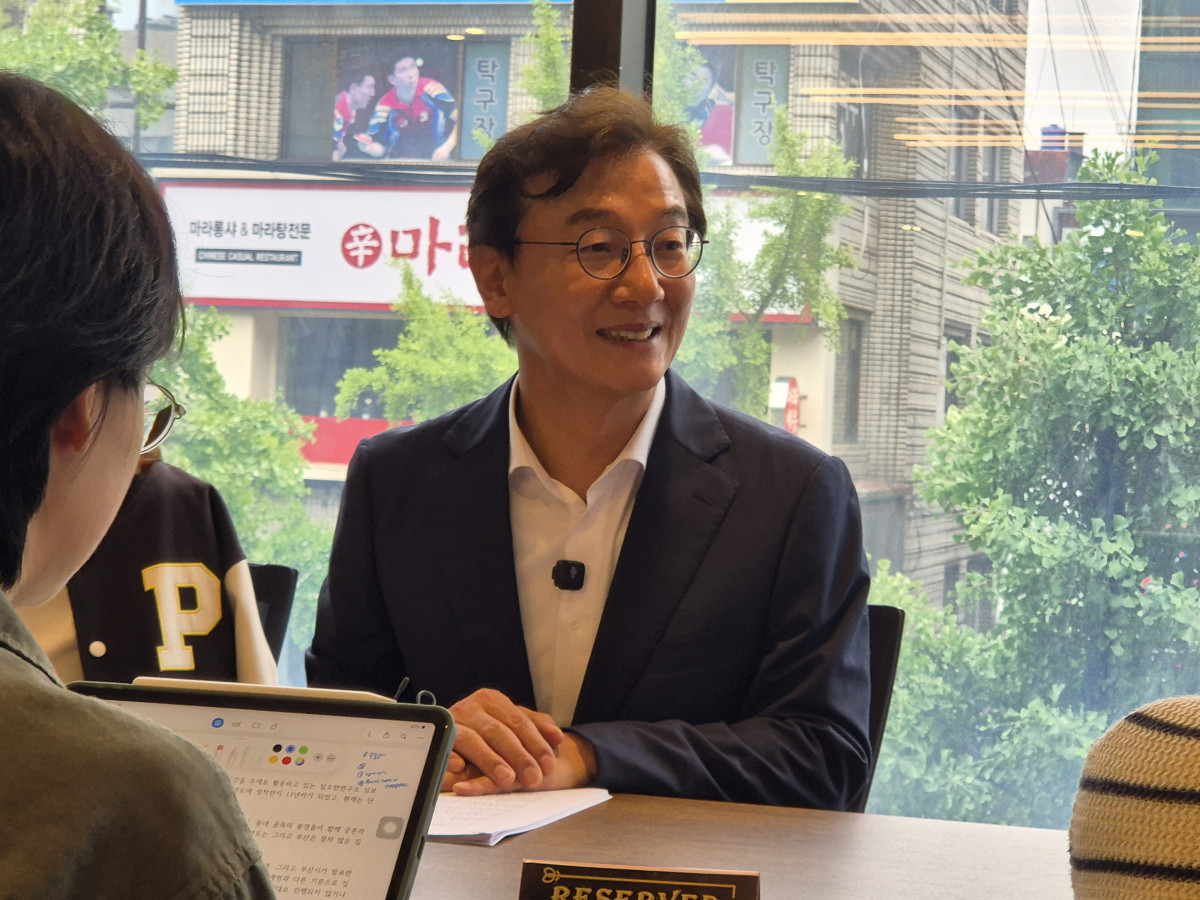 ▲전재수 더불어민주당 부산시장 후보가 27일 오후 부산 금정구 부산대 앞 한 카페에서 청년들과 주거 정책에 대한 이야기를 나누고 있다. (강문정 기자 kangmj@)
