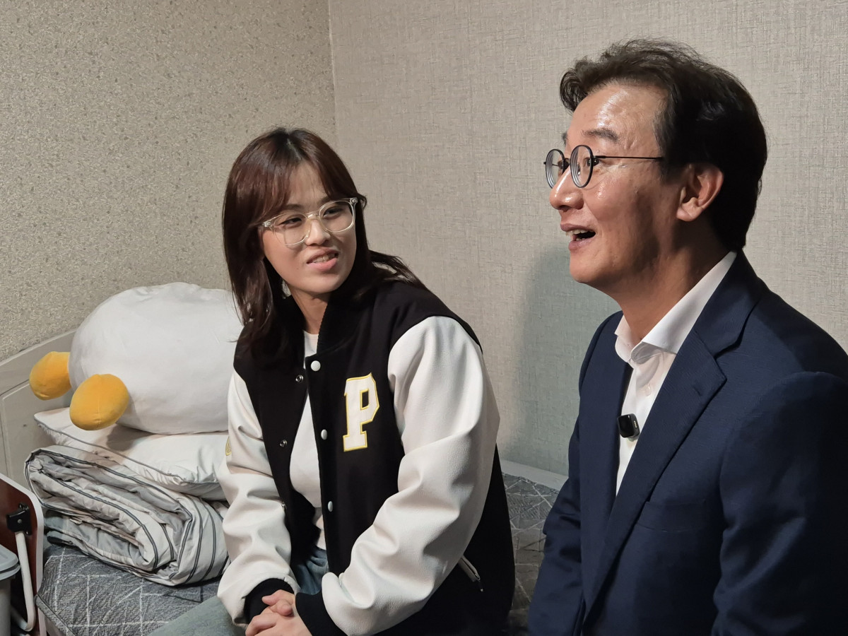 ▲전재수 더불어민주당 부산시장 후보가 27일 오후 부산 금정구 부산대 인근 한 학생 집을 방문해 이야기를 나누고 있다. (강문정 기자 kangmj@)
