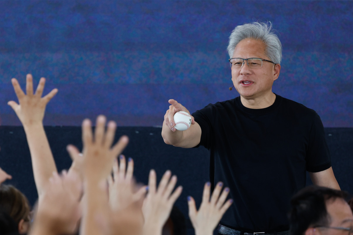 ▲엔비디아의 젠슨 황 사장 겸 CEO가 27일 대만 타이베이에서 열린 ‘엔비디아 컨스텔레이션 전 직원 축하 행사’에서 사인이 담긴 야구공을 건네고 있다. (타이베이/EPA연합뉴스)