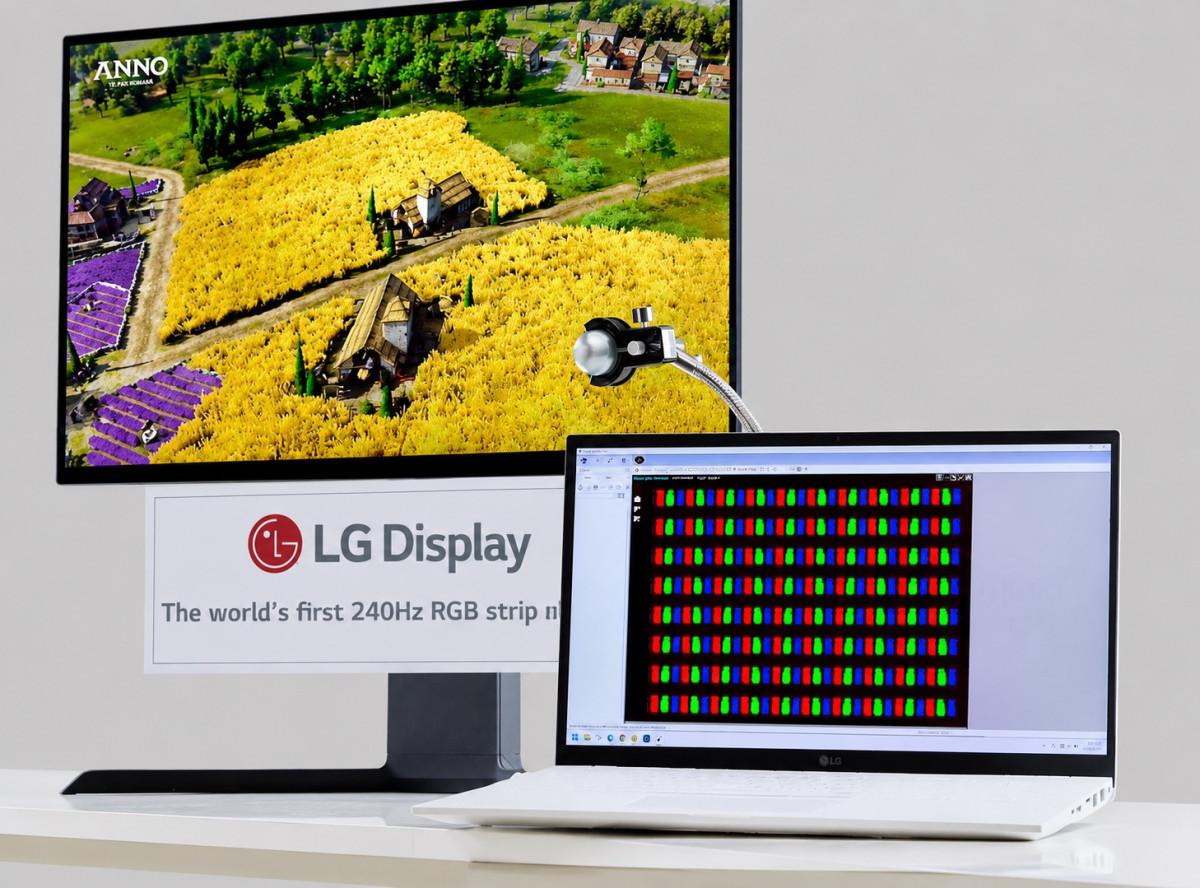 ▲LG디스플레이의 ‘240Hz RGB 스트라이프 OLED’ 패널을 카메라로 확대해 촬영하는 모습. 패널 내 RGB 픽셀이 스트라이프 구조로 배치된 구조를 확인할 수 있다. 이 패널은 RGB 스트라이프 구조에 160 PPI 고해상도와 240Hz 고주사율을 구현한 최초의 제품이다. (사진제공-LG디스플레이)