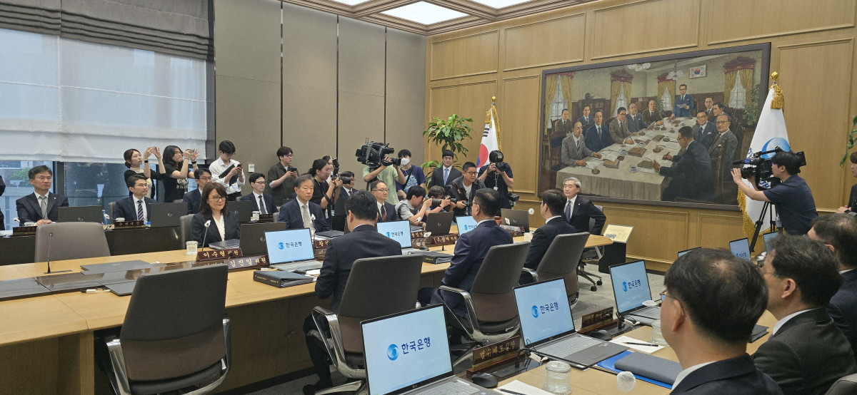 ▲신현송 한국은행 총재가 28일 열린 5월 통화정책방향 결정회의에서 착석하고 있다. (배근미 기자 athena3507@)