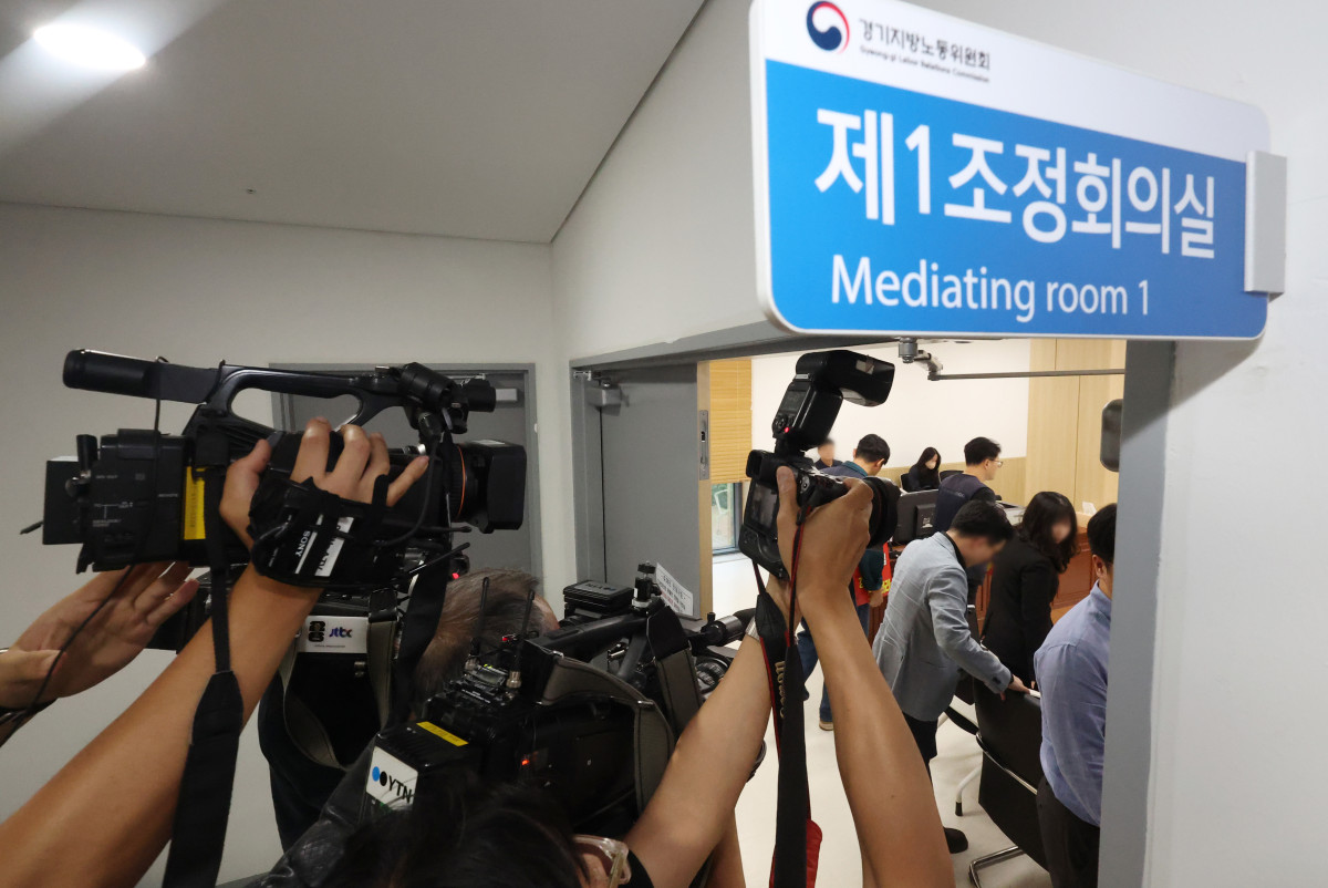 ▲27일 경기 수원시 경기지방노동위원회에서 열린 카카오 노사 2차 조정회의에 참석자들이 입장하고 있다. (연합뉴스)