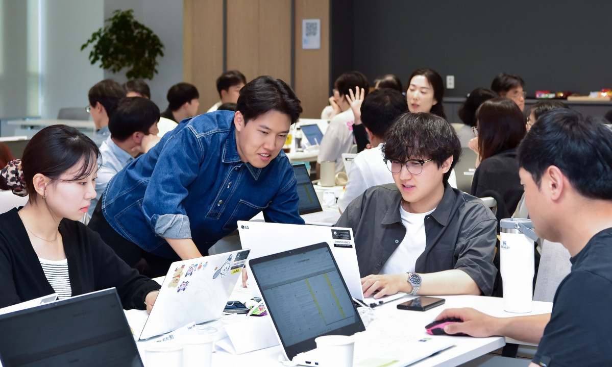▲LG화학 임직원들이 AI 활용 교육에 참여해 개인 맞춤형 AI 에이전트를 개발하고 있다. (LG화학)