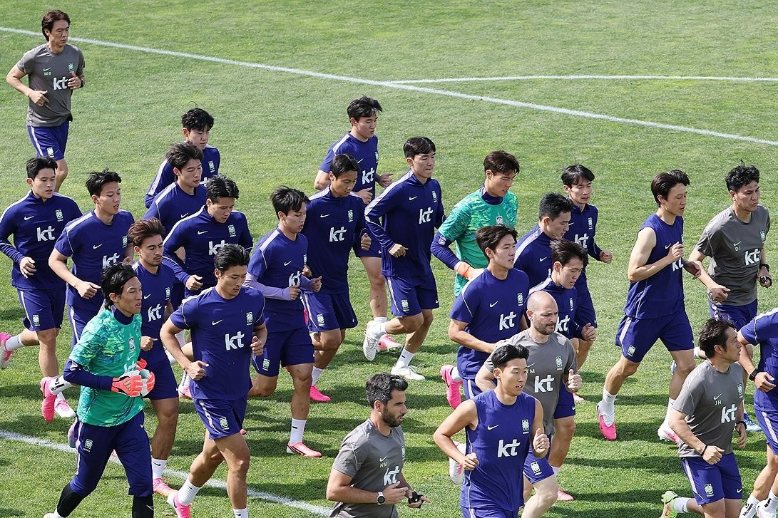 ▲27일(현지시간) 미국 유타주 헤리먼에 위치한 자이언스뱅크 트레이닝센터에서 축구 국가대표팀 홍명보 감독과 손흥민, 조규성, 황희찬 등 선수들이 몸을 풀고 있다. (연합뉴스)