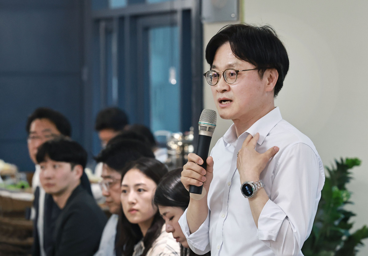 ▲김정관 산업통상부 장관이 27일 세종시 모처에서 열린 출입기자단 만찬 간담회에서 모두발언을 하고 있다. (사진제공=산업통상부)