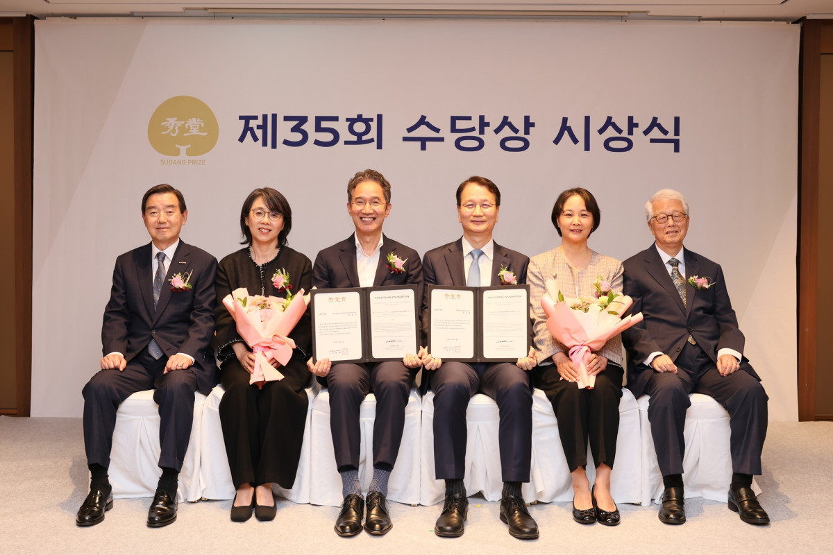 ▲수당재단이 27일 서울 소공동 롯데호텔에서 제35회 수당상 시상식을 개최했다. (왼쪽부터) 김윤 수당재단 이사장, 황일두 포항공과대학교 석천석좌교수 내외, 조성배 연세대학교 교수 내외, 진정일 수당상 운영위원장. (사진제공=삼양그룹)
