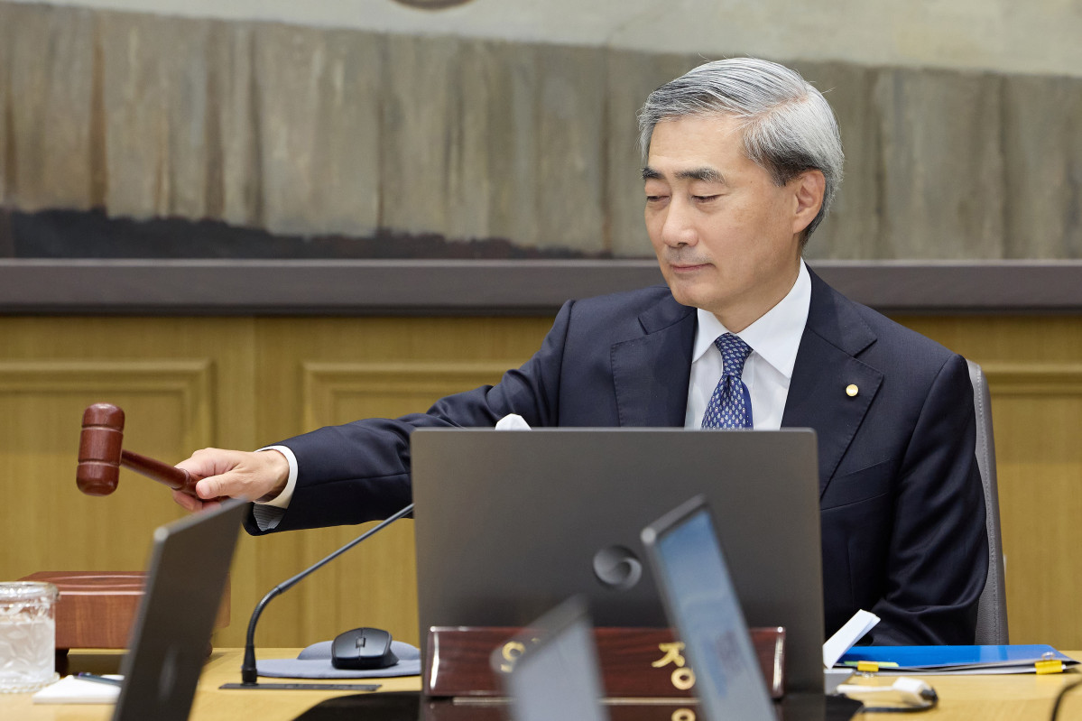 ▲신현송 한국은행 총재가 28일 오전 서울 중구 한국은행에서 열린 금융통화위원회 본회의에서 의사봉을 두드리고 있다. (사진제공=한국은행)