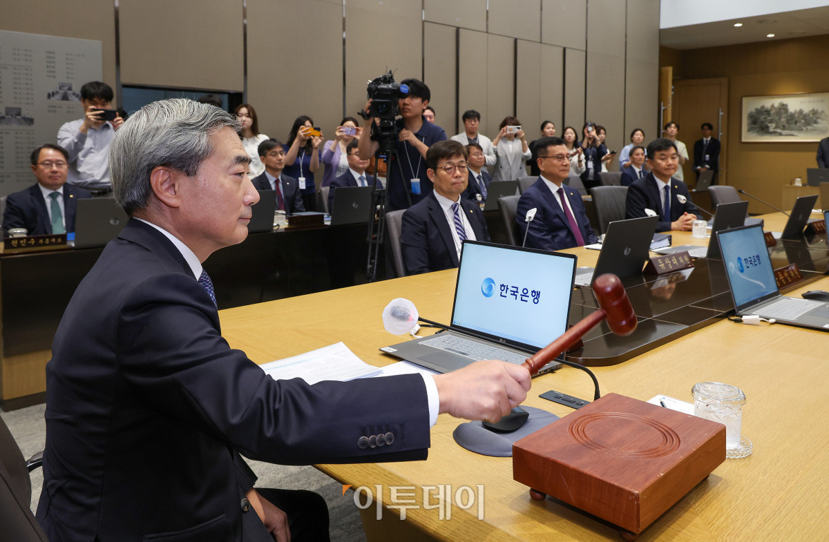 ▲신현송 한국은행 총재가 28일 서울 중구 한국은행에서 열린 금융통화위원회 본회의를 주재하고 있다. 사진공동취재단