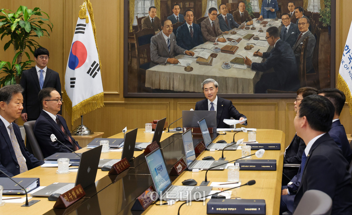 ▲신현송 한국은행 총재가 28일 서울 중구 한국은행에서 열린 금융통화위원회 본회의를 주재하고 있다. 사진공동취재단