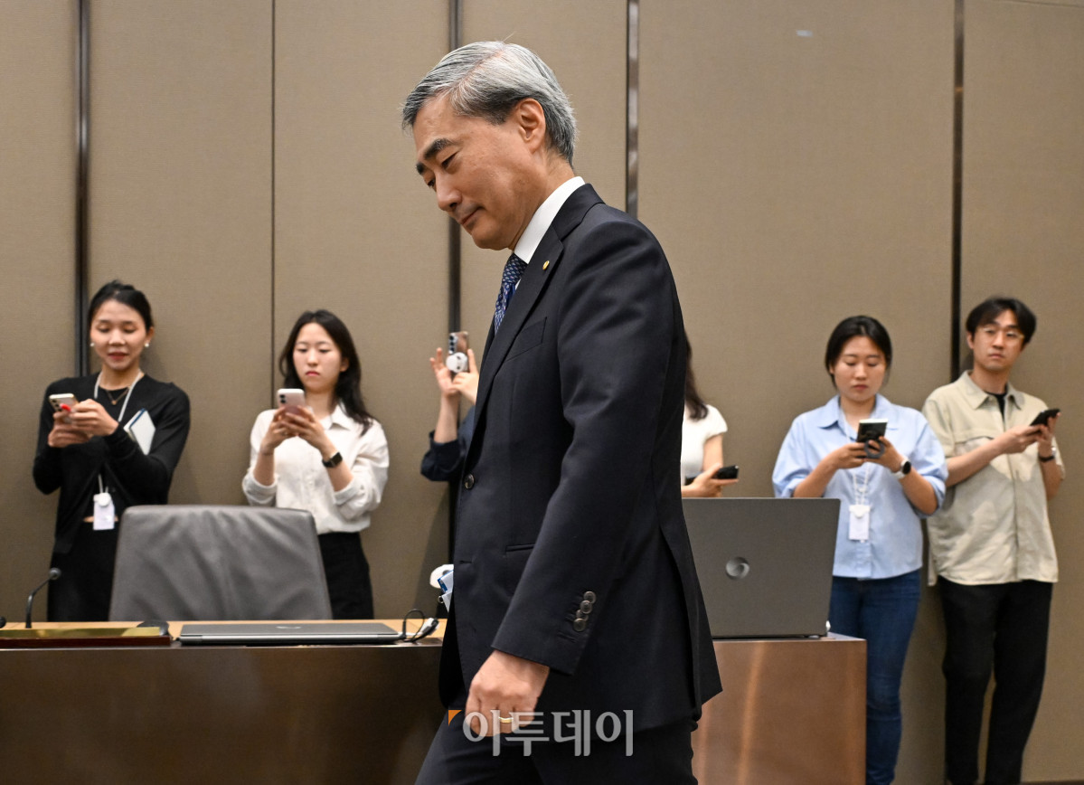 ▲신현송 한국은행 총재가 28일 서울 중구 한국은행에서 열린 금융통화위원회 본회의를 주재하고 있다. 사진공동취재단