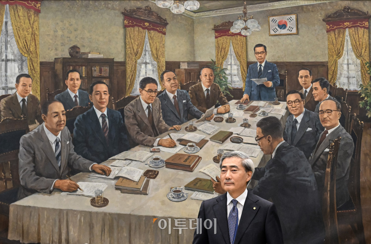▲신현송 한국은행 총재가 28일 서울 중구 한국은행에서 열린 금융통화위원회 본회의를 주재하고 있다. 사진공동취재단
