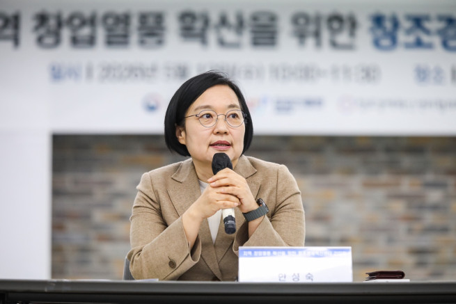 ▲한성숙 중소벤처기업부 장관이 13일 서울특별시 용산구 서울창조경제혁신센터에서 열린 간담회에서 인사말씀을 하고있다. (사진제공=중소벤처기업부)