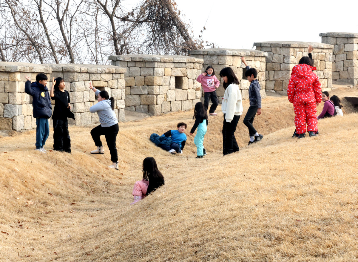 ▲인천 강화군 연미정으로 현장체험학습을 나온 어린이들이 뛰어놀고 있다. (뉴시스)