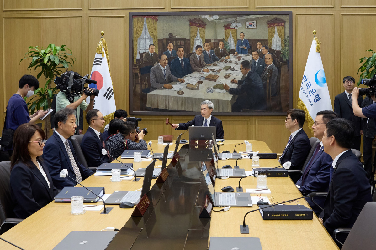 ▲신현송 한국은행 총재가 28일 5월 금융통화위원회 본회의에서 회의를 주재하고 있다. (사진제공=한국은행)