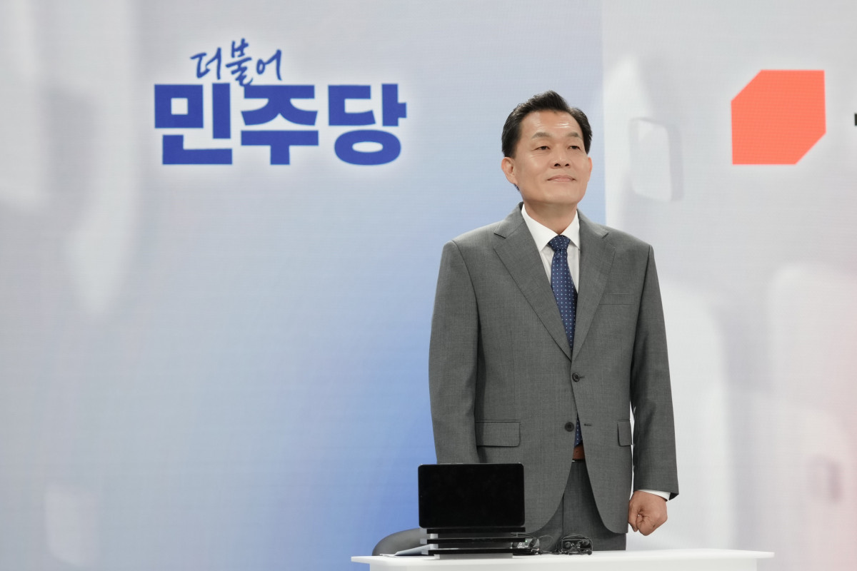 ▲이재준 더불어민주당 수원특례시장 후보가 27일 SK브로드밴드 수원방송 스튜디오에서 열린 6·3 지방선거 수원시장 후보자 합동 토론회에 참석해 정책 공약을 발표하고 있다. (이재준 수원시장 후보 캠프)