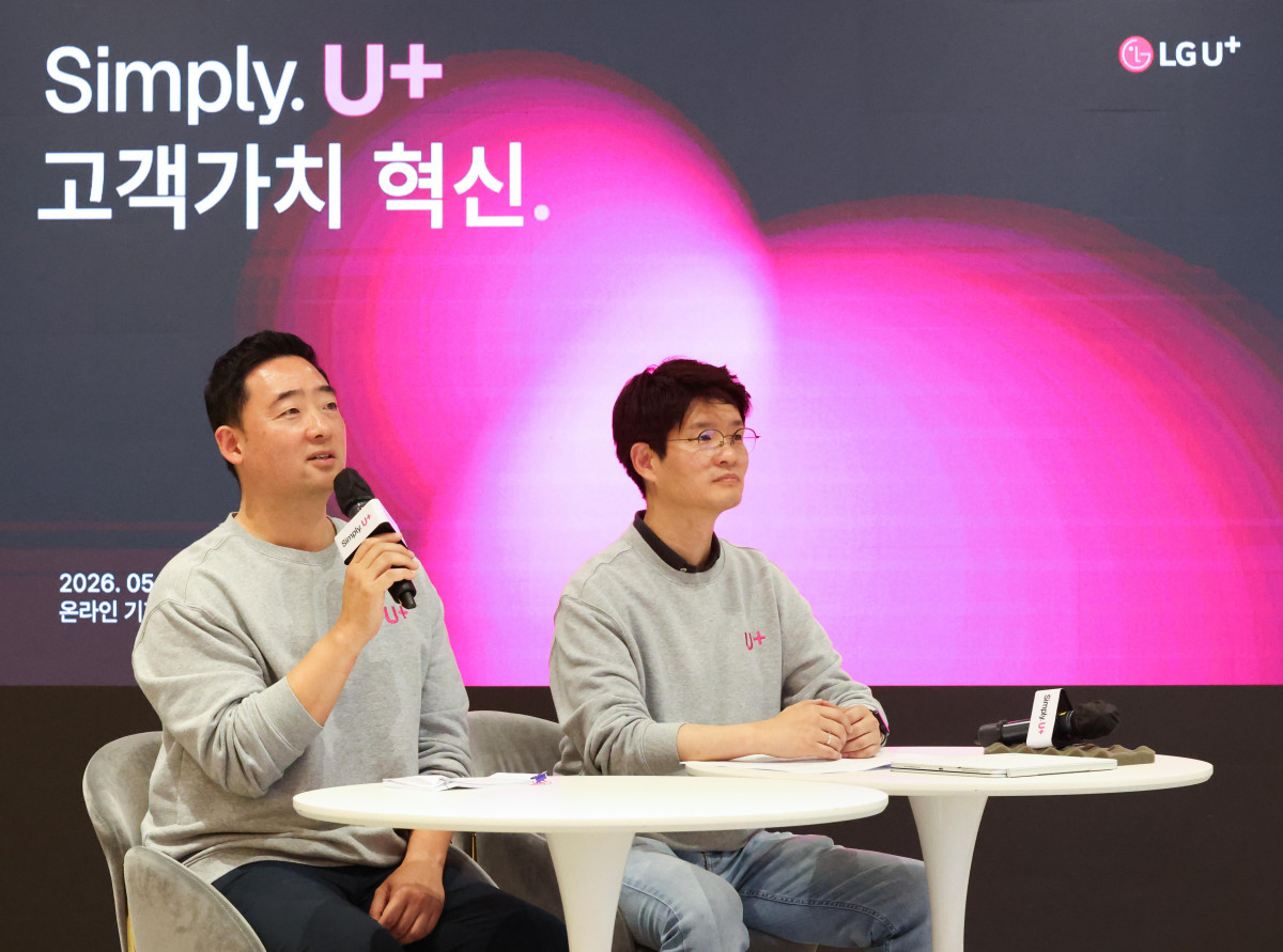 ▲LG유플러스는 28일 오전 온라인 기자간담회를 열고, 통신 서비스의 기본 영역인 ‘요금’과 ‘결합’ 구조를 중심으로 고객 불편을 줄이기 위해 요금 구조와 가입·이용 전 과정을 단순화하는 ‘Simply 2.0’을 시작한다고 밝혔다. 사진은 LG유플러스 용산사옥 스튜디오에서 강진욱 모바일/디지털사업그룹장(상무, 왼쪽)과 장준영 마케팅그룹장(상무)이 질문에 답하고 있는 모습. (사진=LG유플러스)