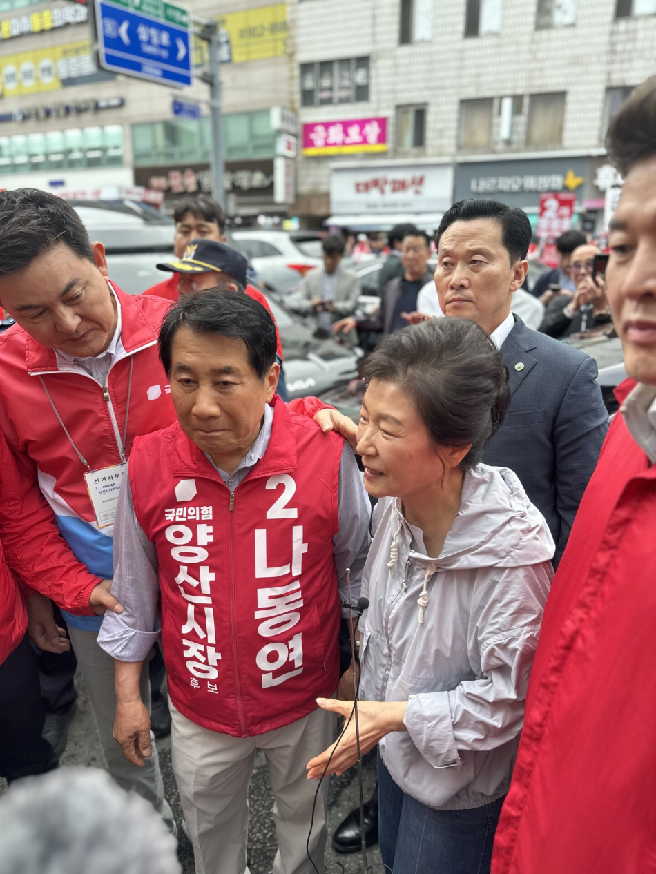 ▲27일 양산남부시장에 박근혜 전 대통령이 나동연 후보 지지를 위해 방문하고 있다. (사진제공=나동연캠프제공)