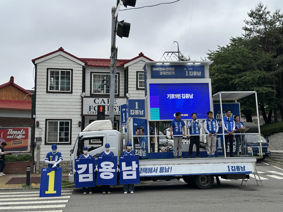 ▲김용남 더불어민주당 후보가 28일 경기 평택 팽성시장 인근에서 유세차에 올라 시민들에게 인사하고 있다. (정상원 기자 jsw@)