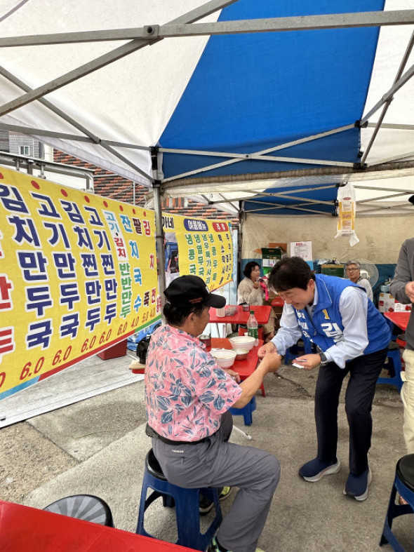 ▲김용남 더불어민주당 후보가 28일 경기 평택 팽성시장에서 상인과 악수하고 있다. (정상원 기자 jsw@)
