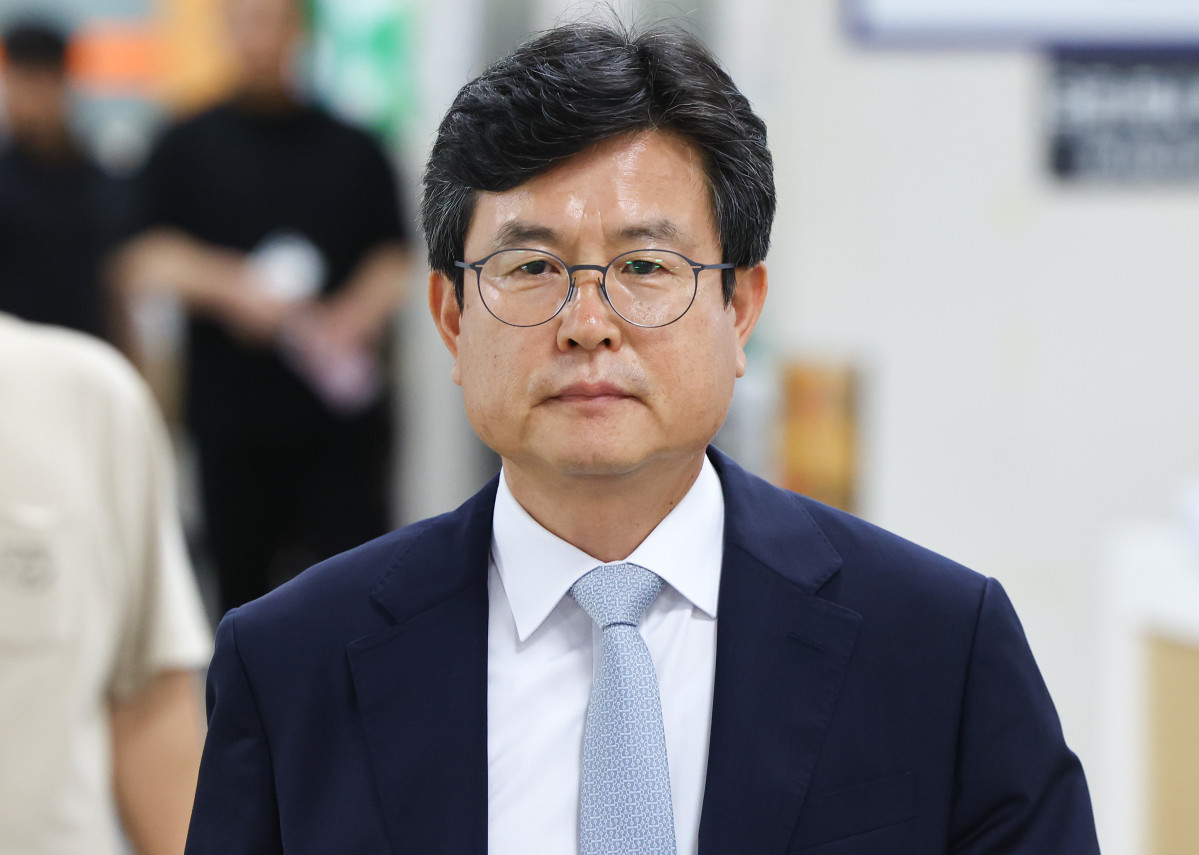 ▲12·3 비상계엄 당시 사후 계엄 선포문을 작성한 혐의로 기소된 강의구 전 대통령실 부속실장이 28일 서울 서초구 서울중앙지방법원에서 열린 선고기일에 출석하고 있다. (뉴시스)