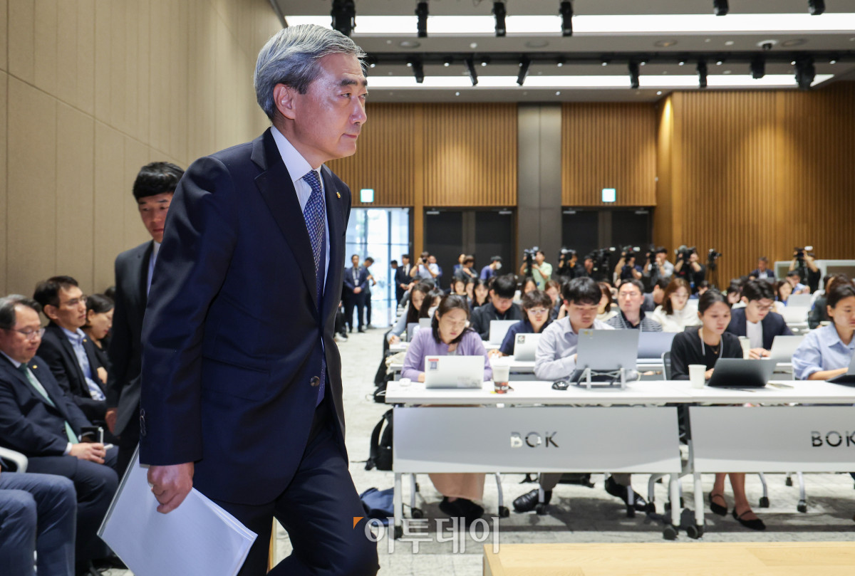 ▲신현송 한국은행 총재가 28일 서울 중구 한국은행 본관에서 열린 통화정책방향 기자 간담회에 참석하고 있다. 사진공동취재단