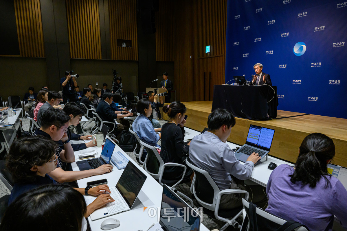 ▲신현송 한국은행 총재가 28일 서울 중구 한국은행 본관에서 통화정책방향 기자 간담회를 하고 있다. 사진공동취재단