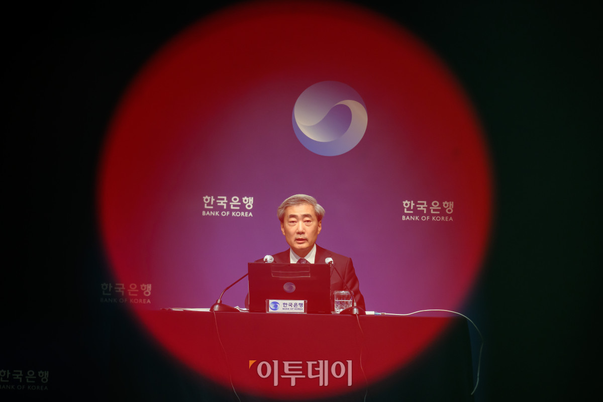 ▲신현송 한국은행 총재가 28일 서울 중구 한국은행 본관에서 통화정책방향 기자 간담회를 하고 있다. 사진공동취재단
