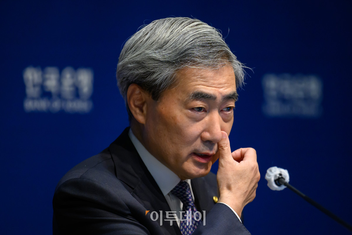 ▲신현송 한국은행 총재가 28일 서울 중구 한국은행 본관에서 통화정책방향 기자 간담회를 하고 있다. 사진공동취재단