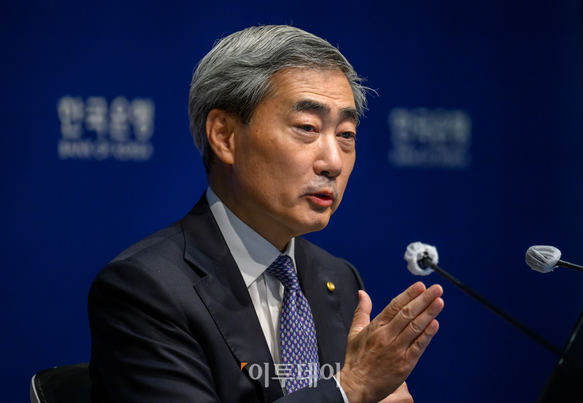 ▲신현송 한국은행 총재가 28일 서울 중구 한국은행 본관에서 통화정책방향 기자 간담회를 하고 있다. 사진공동취재단