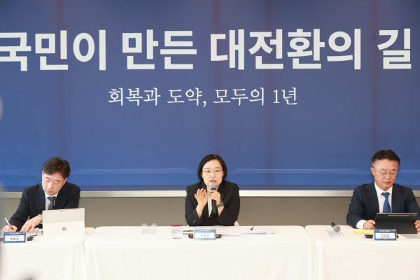 ▲한성숙 중소벤처기업부 장관이 28일 서울특별시 마포구 SVC 서울에서 열린 '정부 출범 1주년 기자간담회'에서 모두발언을 하고 있다.
(사진=AI 생성) (사진제공=중소벤처기업부)