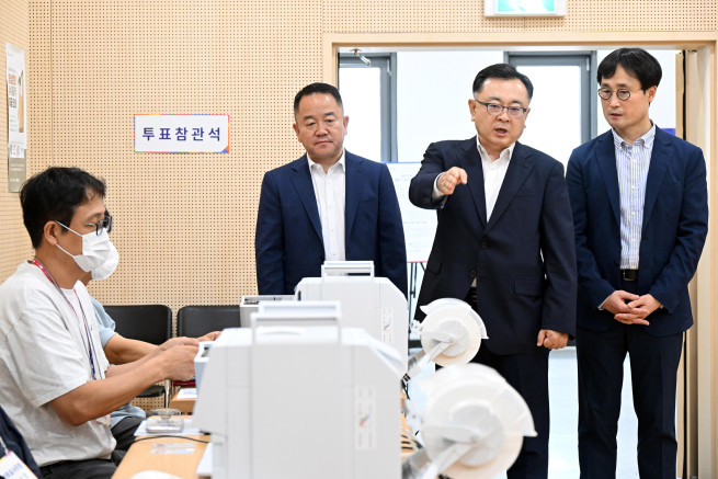 ▲김성보 서울시장 권한대행이 28일 제9회 전국동시지방선거 사전투표소가 설치된 종로1·2·3·4가동 주민센터를 찾아 투표소 준비상황을 점검하고 있다. (사진제공=서울시)