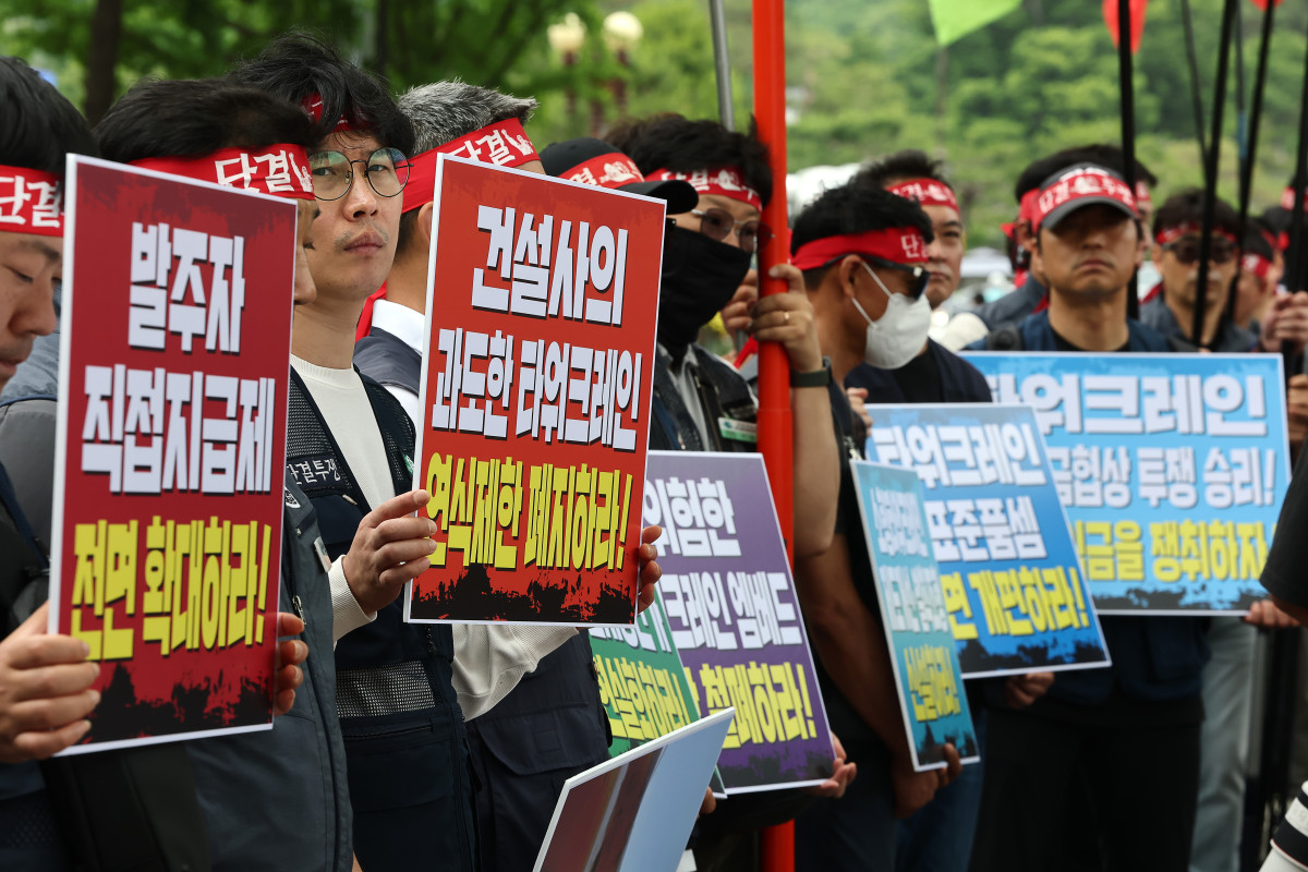 ▲27일 청와대 사랑채 앞에서 양대노총 타워크레인노조 총파업 선포 회견이 열리고 있다. (사진제공=연합뉴스)