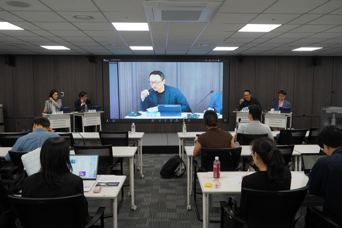 ▲28일 보험연구원 컨퍼런스룸에서 열린 ‘보험산업의 AI활용에 따른 기회와 위협’ 세미나 토론 현장. (왼쪽부터) 양경희 보험개발원 실장, 서동훈 AIA생명 CTO, 하홍준 고려대 교수, 김규동 보험연구원 연구위원 (사진제공 = 보험연구원)