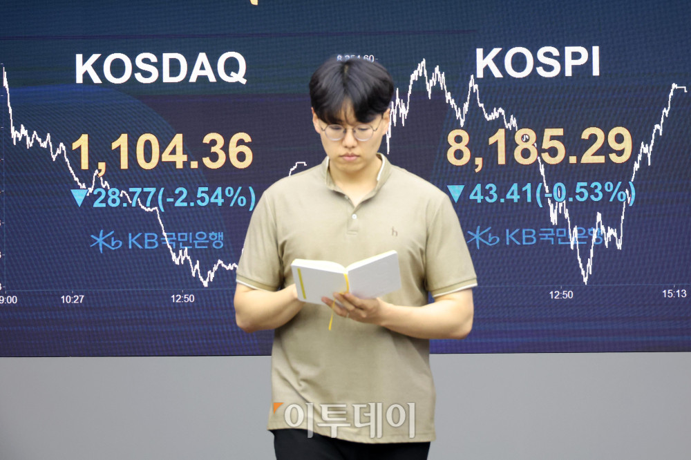 ▲28일 서울 여의도 KB국민은행 딜링룸 전광판에 코스피 지수가 전 거래일보다 43.41포인트(0.53%) 내린 8185.29를 나타내고 있다. 코스닥 지수도 전 거래일보다 28.77포인트(2.54%) 하락한 1104.36에 거래를 마감했다. 원·달러 환율은 주간 거래 종가(15시30분) 기준 전일 대비 1.6원 오른 1502.8원을 기록했다. 고이란 기자 photoeran@ 고이란 기자 photoeran@