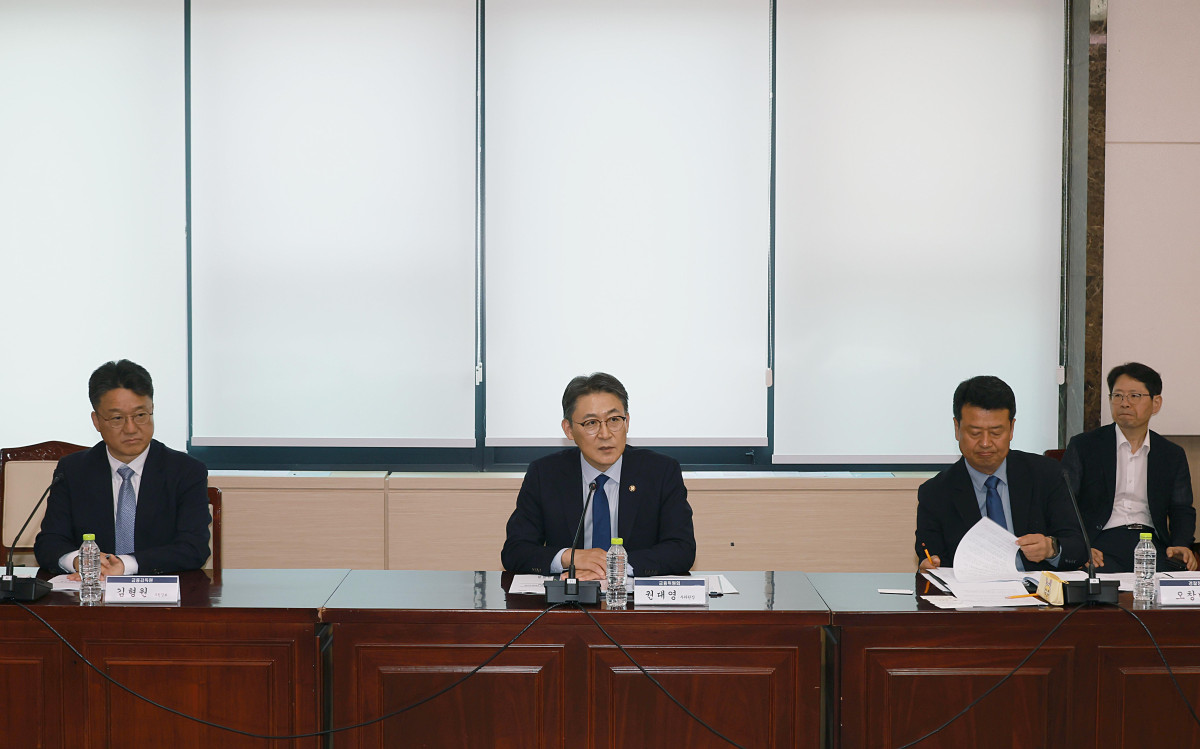▲권대영 금융위원회 부위원장이 28일 오후 서울 종로구 정부서울청사에서 '금융권 보이스피싱 근절 협의회'를 열고 관계기관과 함께 협조체계 구축 등을 논의했다. (사진제공=금융위원회)
