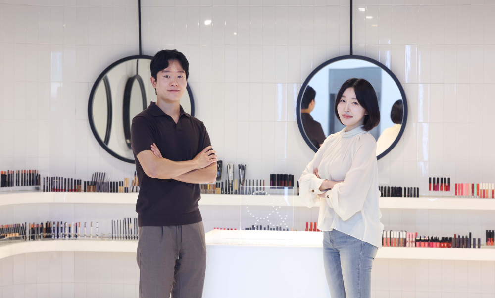 ▲배수아(오른쪽), 차건아 씨앤씨인터내셔널 대표가 경기 화성시 씨앤씨인터내셔널 퍼플카운티에서 이투데이와 인터뷰에 앞서 포즈를 취하고 있다. (신태현 기자 holjjak@)