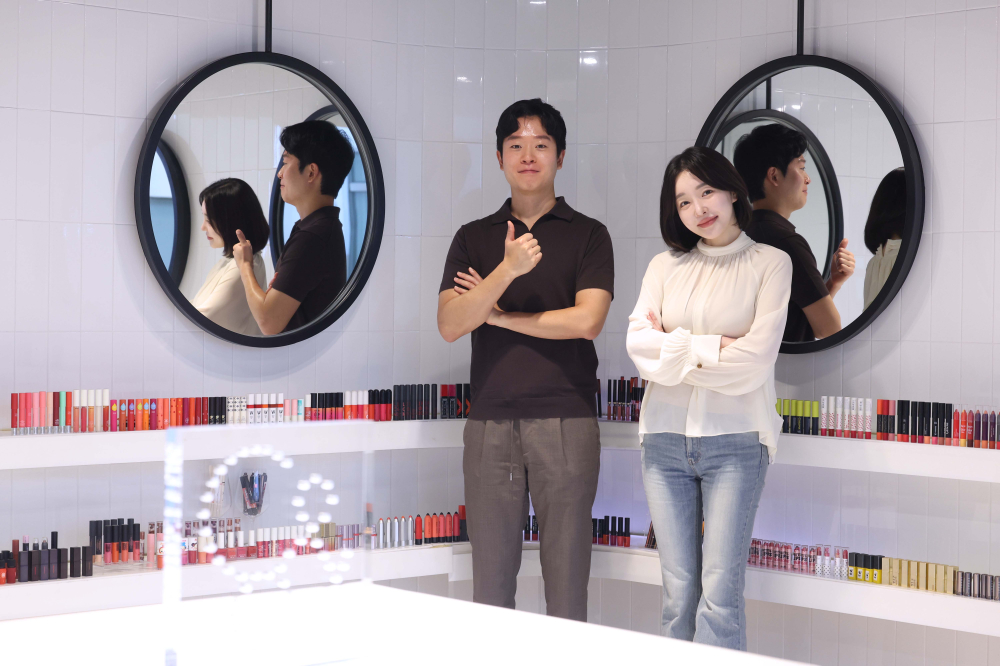 ▲배수아(오른쪽), 차건아 씨앤씨인터내셔널 대표가 경기 화성시 씨앤씨인터내셔널 퍼플카운티에서 이투데이와 인터뷰에 앞서 포즈를 취하고 있다. (신태현 기자 holjjak@)