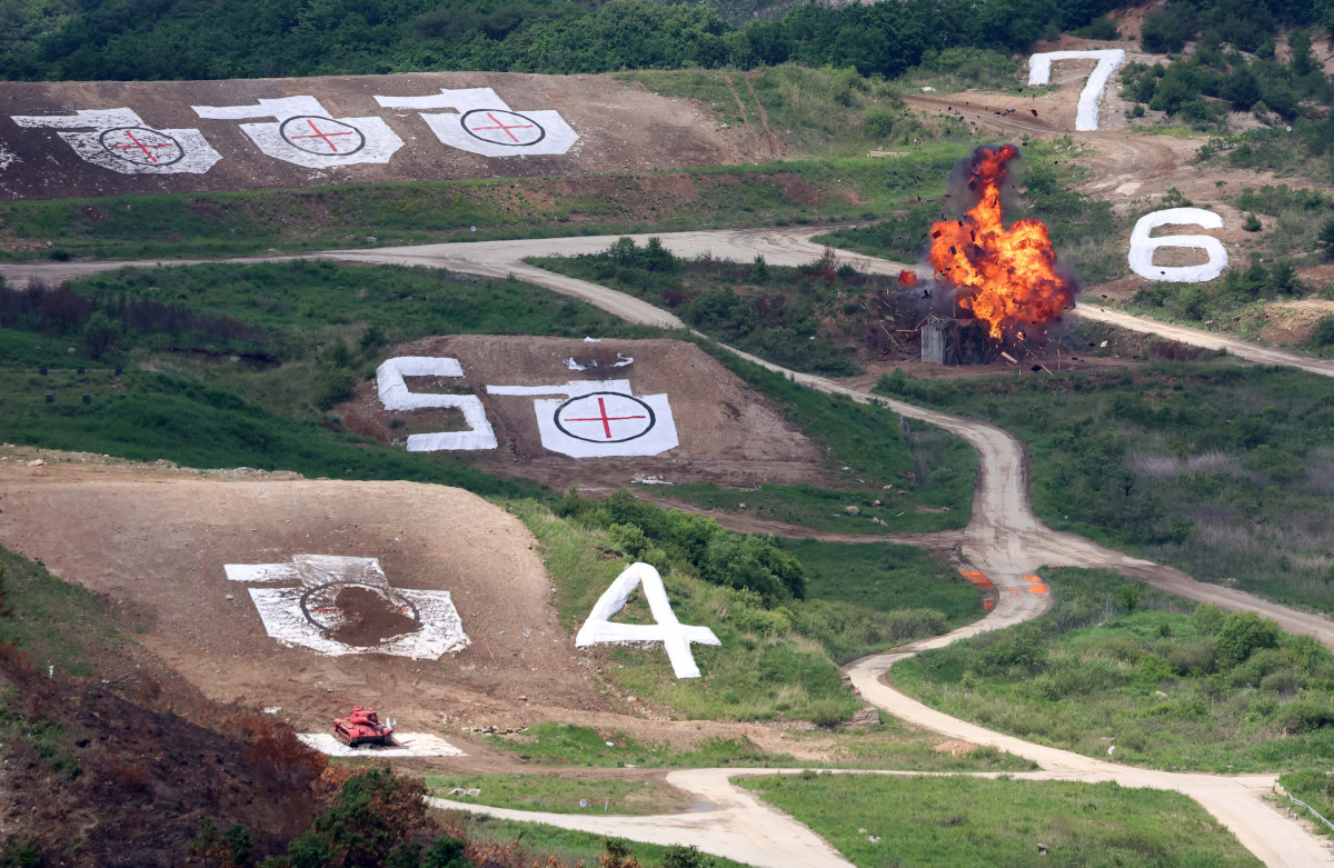 ▲28일 경기 포천시 승진훈련장에서 열린 2026 합동화력훈련 본행사에서 자폭드론이 표적에 명중하고 있다. 국방부 주관 이번 훈련은 국민주권 정부 출범 이후 한국군 주요 전력이 대거 참여하는 합동화력훈련으로 K-방산 주력장비와 신규 무기체계 등을 소개하는 자리다. 신태현 기자 holjjak@