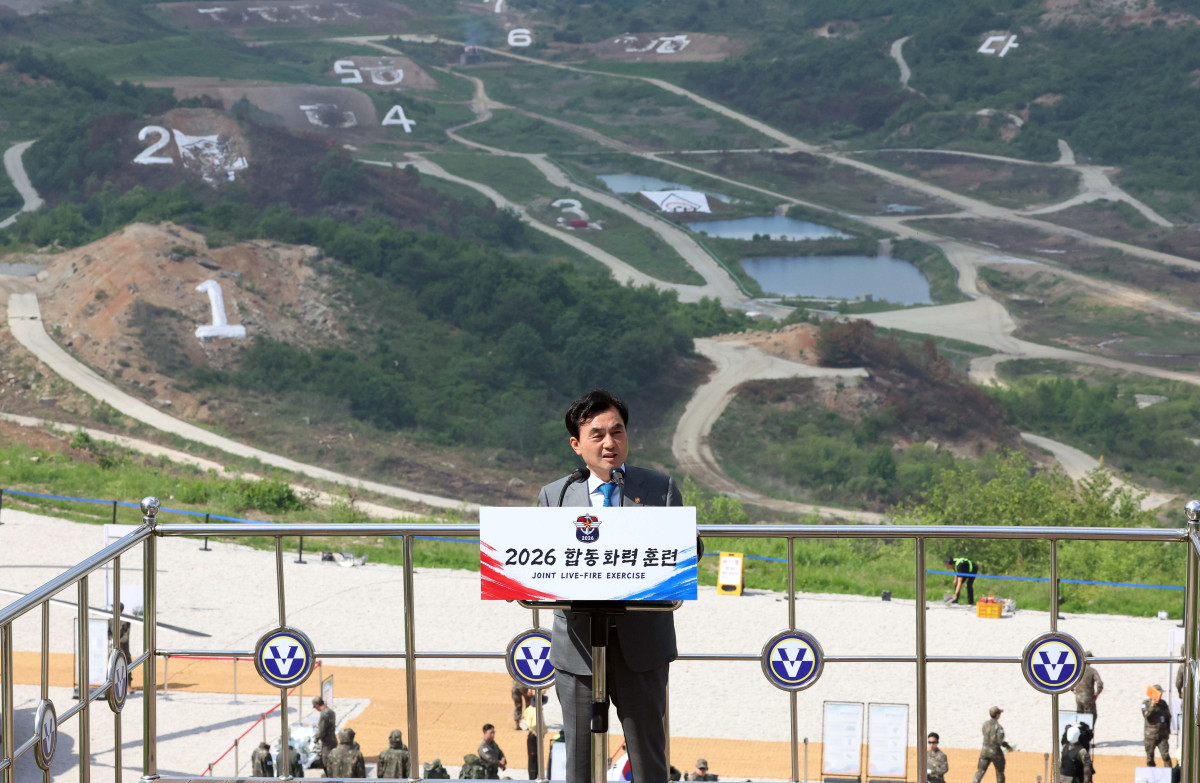 ▲28일 경기 포천시 승진훈련장에서 열린 2026 합동화력훈련 본행사에서 안규백 국방부 장관이 인사말을 하고 있다. 국방부 주관 이번 훈련은 국민주권 정부 출범 이후 한국군 주요 전력이 대거 참여하는 합동화력훈련으로 K-방산 주력장비와 신규 무기체계 등을 소개하는 자리다. 신태현 기자 holjjak@
