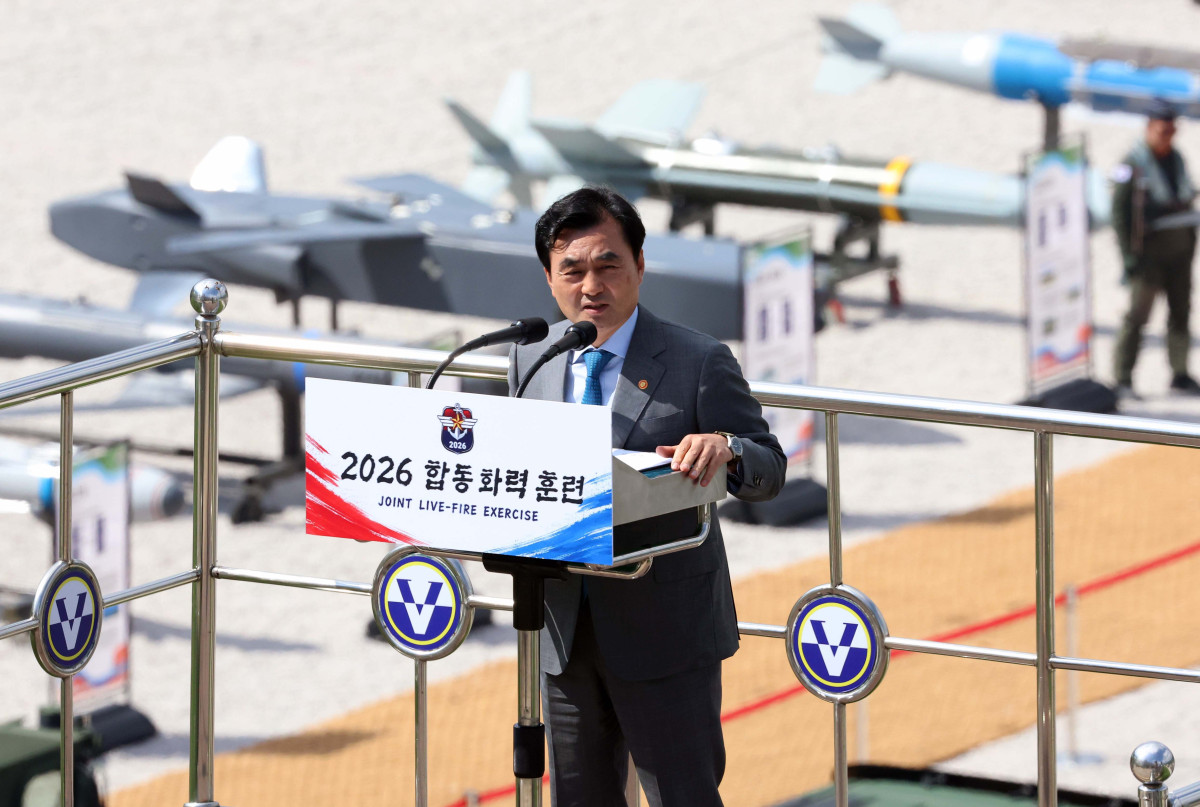 ▲28일 경기 포천시 승진훈련장에서 열린 2026 합동화력훈련 본행사에서 안규백 국방부 장관이 인사말을 하고 있다. 국방부 주관 이번 훈련은 국민주권 정부 출범 이후 한국군 주요 전력이 대거 참여하는 합동화력훈련으로 K-방산 주력장비와 신규 무기체계 등을 소개하는 자리다. 신태현 기자 holjjak@