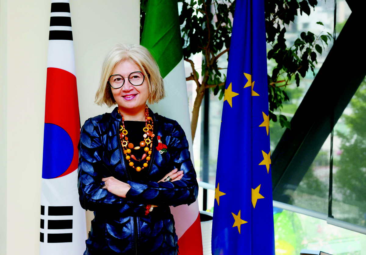 ▲에밀리아 가토 주한 이탈리아대사가 서울 용산구 주한 이탈리아 대사관에서 본지와 최근 인터뷰에 앞서 포즈를 취하고 있다. 신태현 기자 holjjak@