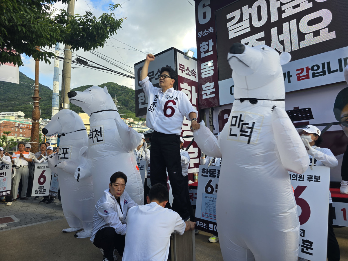 ▲부산 구포시장 앞 쌈지공원에서 한동훈 후보가 지지자들에게 호소하고 있다. (유진의 기자 jinny0536@)