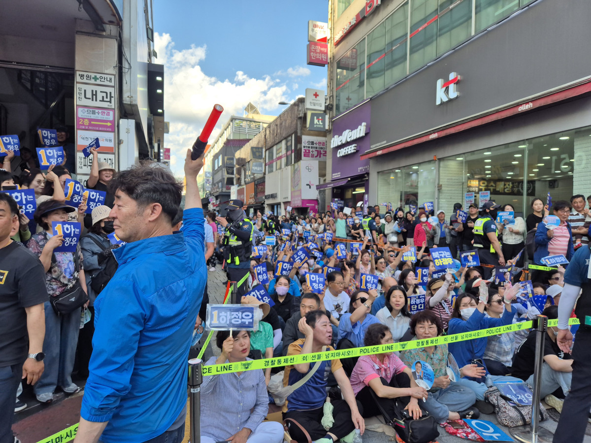 ▲28일 오후 부산 북구 덕천교차로에서 열린 전재수 더불어민주당 부산시장 후보와 하정우 부산 북구갑 국회의원 보궐선거 후보의 유세 현장에 지지자들이 몰려 있다. (강문정 기자 kangmj@)