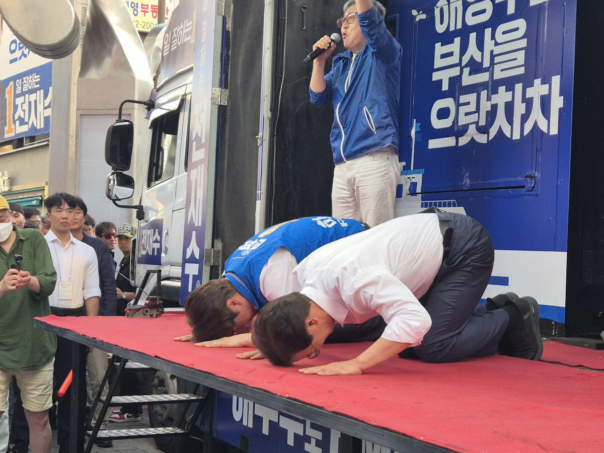 ▲28일 오후 부산 북구 덕천교차로에서 전재수 후보와 하정우 후보가 지지자들에게 큰절을 올리고 있다. (강문정 기자 kangmj@)