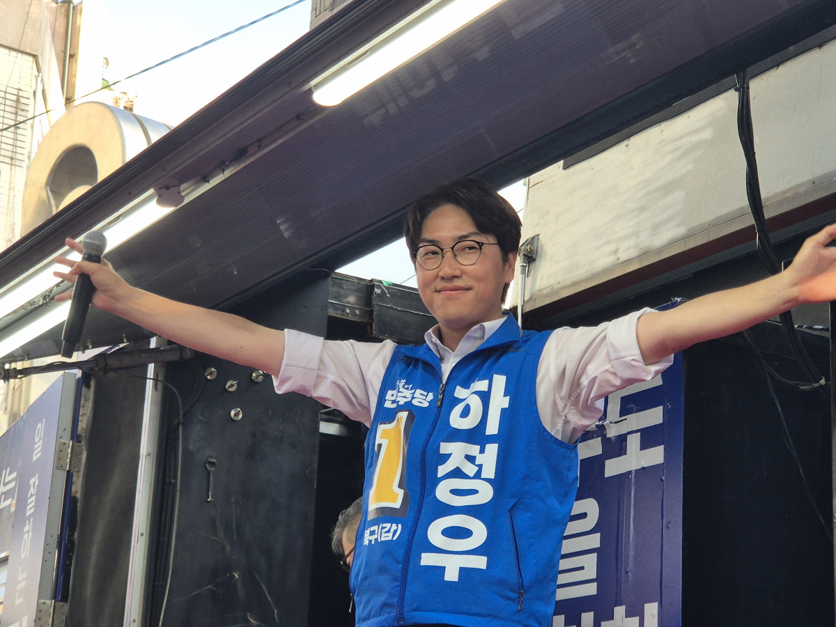 ▲하정우 부산 북구갑 후보가 28일 부산 북구 덕천교차로에서 지지자들을 향해 손을 흔들고 있다. (강문정 기자 kangmj@)