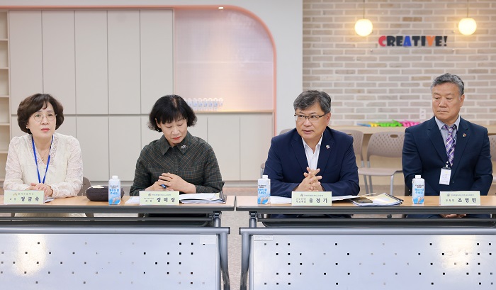 ▲유정기 전북특별자치도교육감 권한대행이 28일 완주 봉서초등학교를 방문해 교원·학부모·학생 대표들과 관계중심 생활교육 운영 사례와 학교폭력 예방 방안을 논의하고 있다. (사진제공=전북특별자치도교육청)