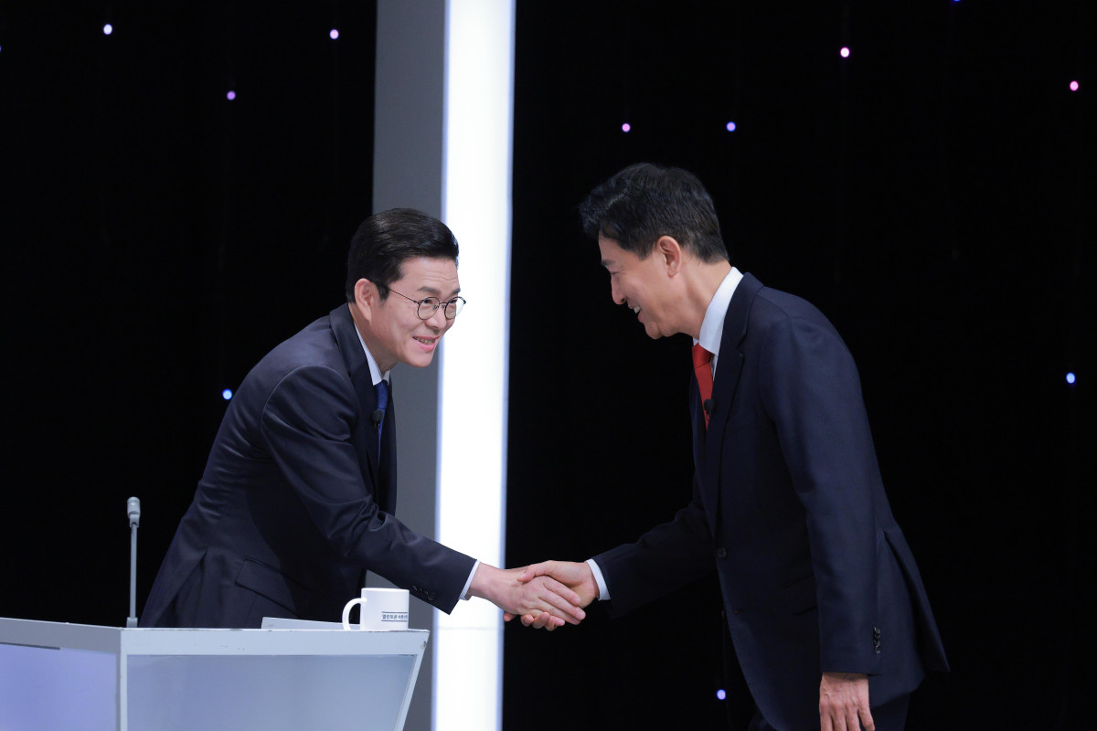 ▲정원오 더불어민주당 서울시장 후보와 오세훈 후보가 28일 서울 마포구 SBS 프리즘타워에서 열린 에 앞서 악수를 하고 있다. (연합뉴스)