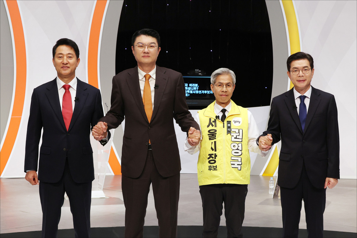 ▲28일 서울 마포구 SBS 프리즘타워에서 열린 2026 서울특별시장선거 후보자토론회에 앞서 후보들이 기념촬영을 하고 있다. 왼쪽부터 국민의힘 오세훈 후보, 개혁신당 김정철 후보, 정의당 권영국 후보, 더불어민주당 정원오 후보. 사진=연합뉴스